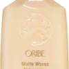 Oribe Signature Matte Waves Texture Lotion -Pas Cher Fee Lisse Magasin oribe signature matte waves texture lotion lait cheveux pour cheveux boucles et frise
